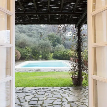 Con Piscina Tra Gli Ulivi Di