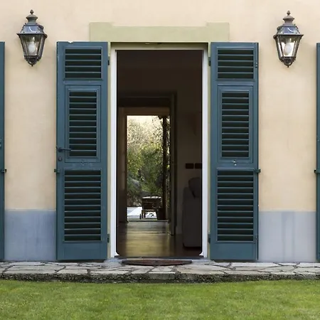 Con Piscina Tra Gli Ulivi Di